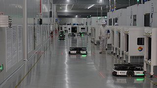 光伏工廠里的智能“載客師傅”與“調(diào)度員” AI驅(qū)動的未來車間已來